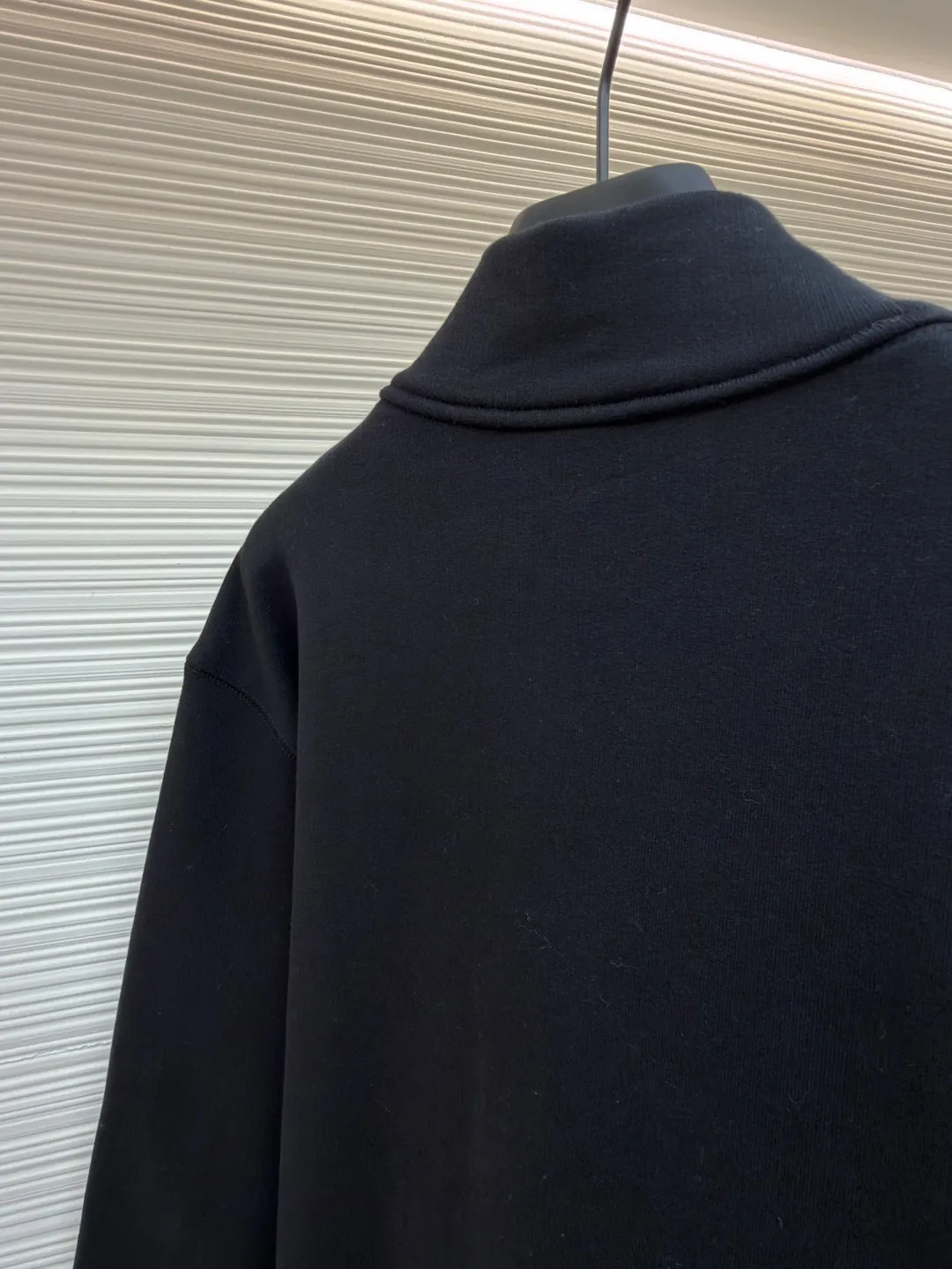 Chrome Hearts leather cross half-zip sweatshirt ●Original version: purchased and developed in 20999 ●Item number: 16802137-A75 ●Material: cotton fabric ●Technology: leather production ●Color: black ●Version: fitted version ●Weight: about 920 grams ●Size: S-M-L-XL ●Description: Made of high-weight pure cotton terry fabric, pre-shrunk to ensure wearing stability, three-dimensional leather cross labeling The half-zip neckline is equipped with a dagger-shaped zipper pull, combined with a curved hem and a kangaroo pocket. The overall wiring is straight and delicate, the fabric is comfortable and soft, and the color is consistent without color difference. It can be matched with the same style to create a fashionable look and control various occasions. Customized accessories, complete with three standards, same style for men and women!